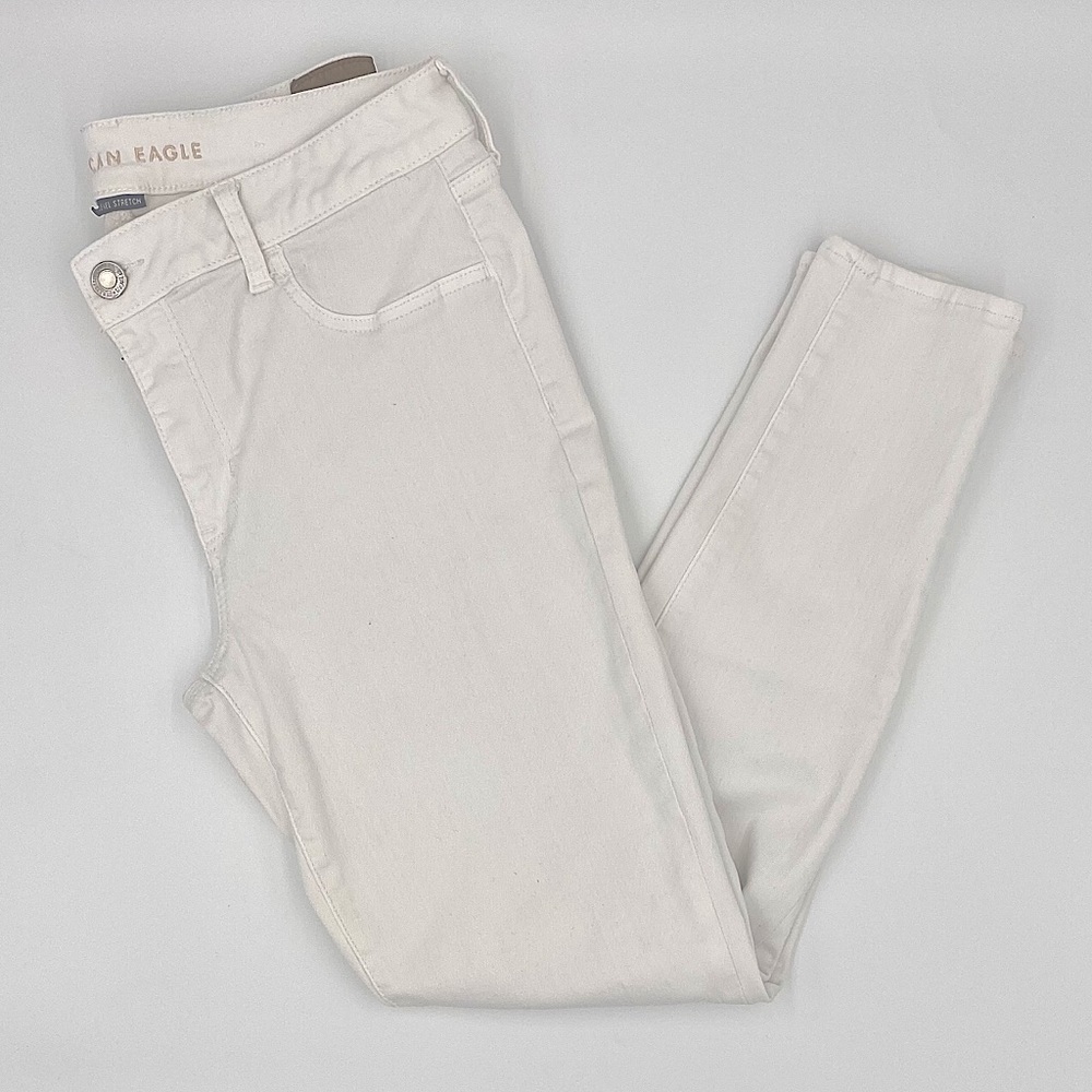 Cute high waisted white jeans!